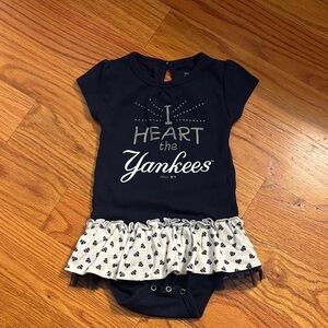 Yankees onesie like new